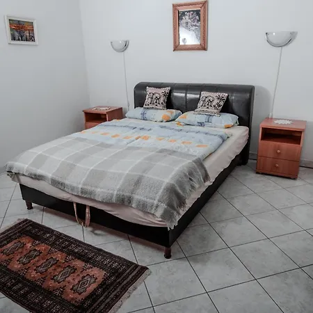 Δωμάτια σε οικογενειακή κατοικία Edi Birtok *